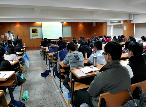 20130111-知名作家彭明輝教授至真理大學開講 提點學子人生方向 轟動全校圖片