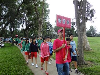 20131004-上千國中小學生淡水高球場戶外教學 秩序井然圖片