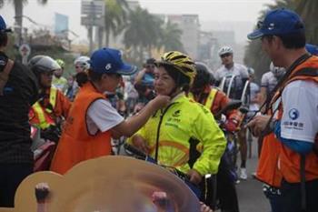 真理休憩系志工協助賴議長整理裝備圖片