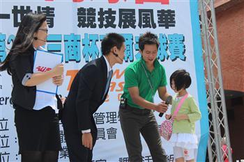 20121001-小孩大人都開心的全台首場淡水高爾夫運動觀光大健走圓滿完成【中央社】圖片