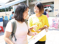 向路人推銷時光膠囊圖片