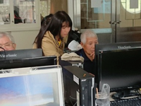 真理大學觀光數位 I Ready資訊志工同學協助民眾操作及練習圖片
