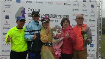 20130415-2013國際環台超馬賽 真理之光黃衍齡獲女子組冠軍 將獎盃留在台灣圖片