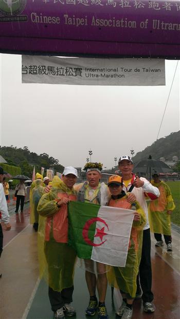 20130415-2013國際環台超馬賽 真理之光黃衍齡獲女子組冠軍 將獎盃留在台灣圖片