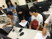 學員們專注地討論分鏡腳本，並進行工作分配圖片