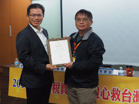 吳景欽副教授(右)與NGO世界公民總會(台灣)代表簡志誠，互贈感謝狀
