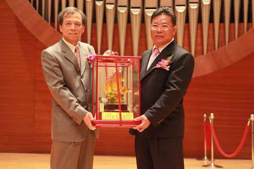 20130425-真理之光 周志亮傑出校友榮獲十大神農獎肯定圖片