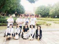 真理應日系吳秦芳主任(中)和同學們組成應日系男女混聲合唱團歡迎城西國際大學師生圖片