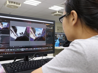 取景結束後，學生利用Adobe lightroom classic cc軟體輔助修圖圖片