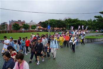 20131007-沒有錯！ 颱風天1200人參加健走圖片