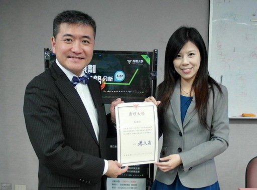 20130329-何啟聖演講轟動真理大學 犀利分析驚豔全場圖片