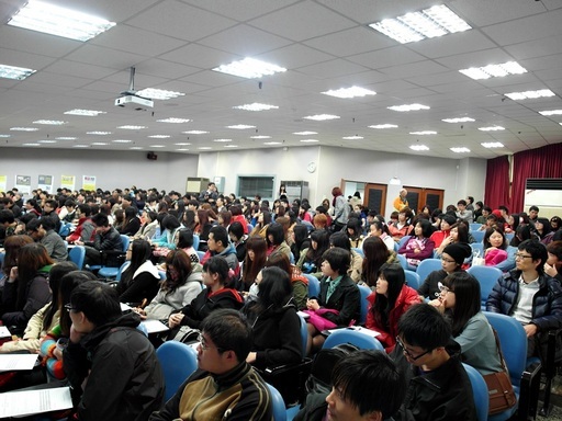 20130329-何啟聖演講轟動真理大學 犀利分析驚豔全場圖片