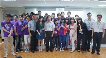 20130620-觀光與數位二合一 真理大學系友回娘家 三世代相見歡圖片