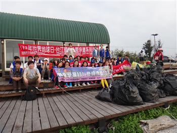 20130423-真理大學與曾文社區大學師生聯合舉辦世界地球日淨灘活動圖片